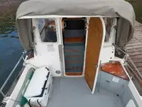 قارب مزدوج الهيكل للبيع