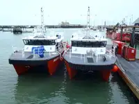 قارب مزدوج الهيكل للبيع