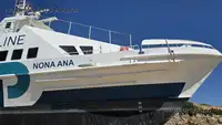 قارب مزدوج الهيكل للبيع