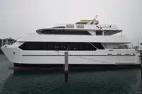 قارب مزدوج الهيكل للبيع