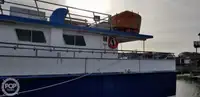 قارب مزدوج الهيكل للبيع