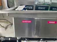 قارب مزدوج الهيكل للبيع