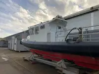 قوارب العمل للبيع