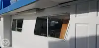 قارب مزدوج الهيكل للبيع