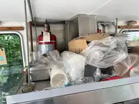 قارب مزدوج الهيكل للبيع