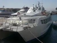 قارب مزدوج الهيكل للبيع
