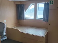 قارب مزدوج الهيكل للبيع