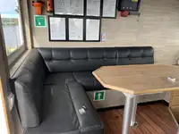 قارب مزدوج الهيكل للبيع