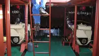 قوارب العمل للبيع