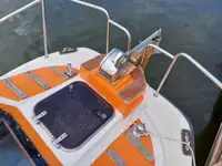 قارب مزدوج الهيكل للبيع