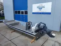 قوارب العمل للبيع