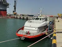 قارب مزدوج الهيكل للبيع