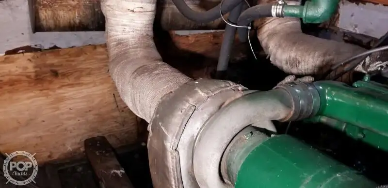 قارب مزدوج الهيكل للبيع