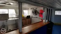 قارب مزدوج الهيكل للبيع