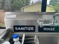 قارب مزدوج الهيكل للبيع