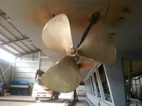 قارب سياحي للبيع