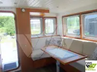 قوارب العمل للبيع