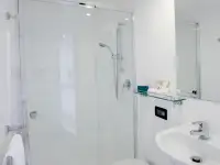 قارب مزدوج الهيكل للبيع