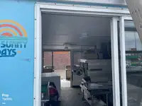 قارب مزدوج الهيكل للبيع