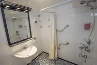 سفينة سياحية للبيع