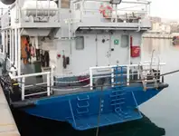 قوارب العمل للبيع