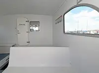 قارب مزدوج الهيكل للبيع