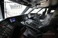 قارب مزدوج الهيكل للبيع