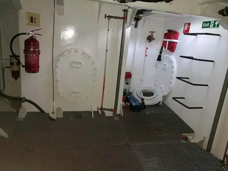 قوارب العمل للبيع