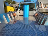 قوارب العمل للبيع
