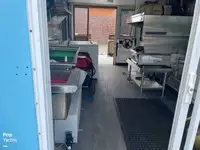 قارب مزدوج الهيكل للبيع