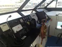 قارب مزدوج الهيكل للبيع