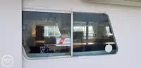 قارب مزدوج الهيكل للبيع