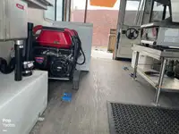 قارب مزدوج الهيكل للبيع