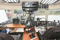 قارب مزدوج الهيكل للبيع