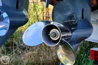 قارب مزدوج الهيكل للبيع