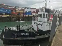 زورق السحب للبيع
