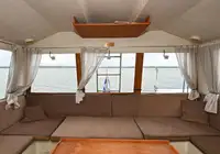 قارب مزدوج الهيكل للبيع