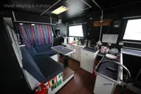 قارب مزدوج الهيكل للبيع