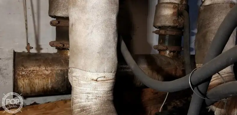 قارب مزدوج الهيكل للبيع