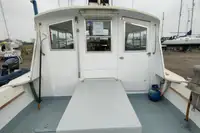 قوارب العمل للبيع