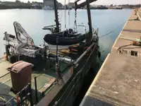 قوارب العمل للبيع