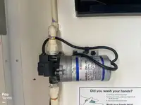 قارب مزدوج الهيكل للبيع