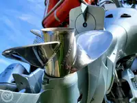 قارب مزدوج الهيكل للبيع