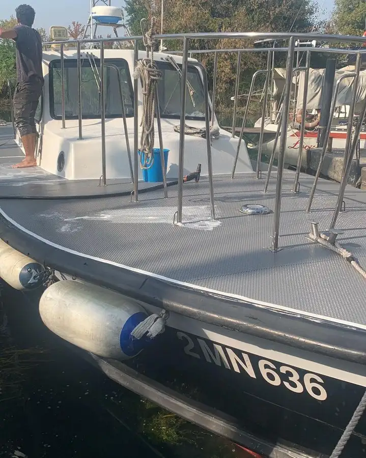 قارب إرشادي للبيع