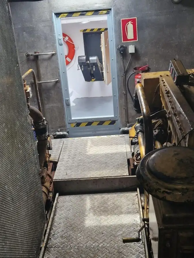 قارب إرشادي للبيع