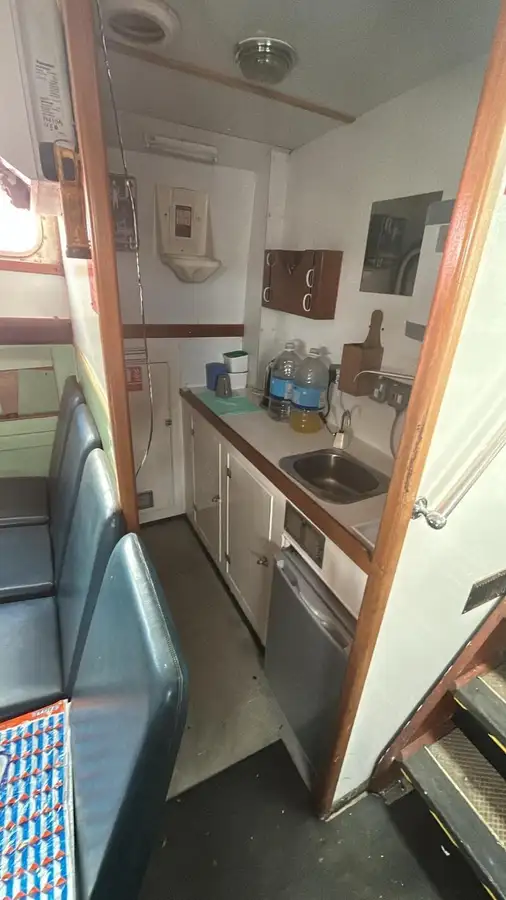 سفينة العبارة للبيع