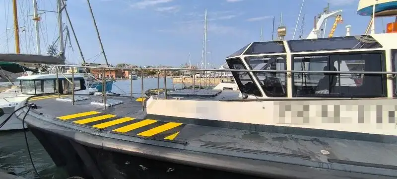 قارب إرشادي للبيع