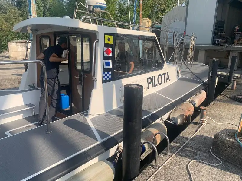 قارب إرشادي للبيع