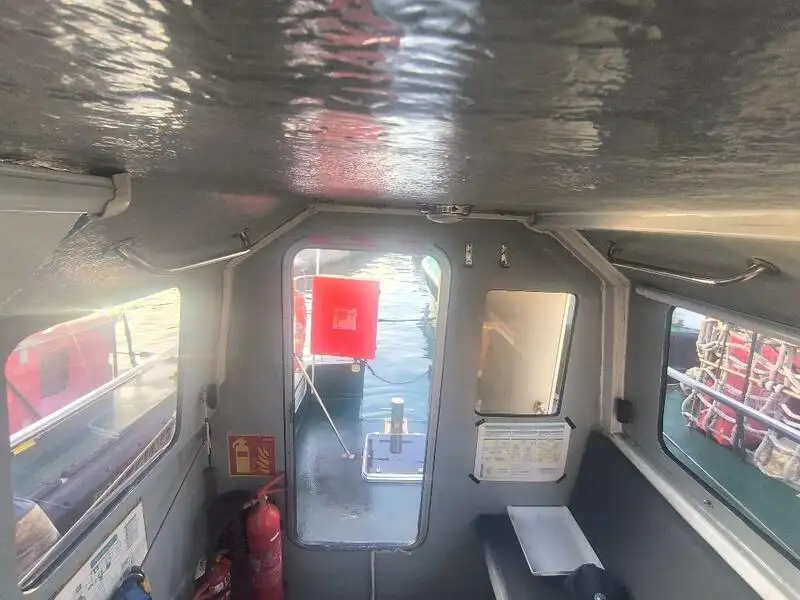 قارب إرشادي للبيع