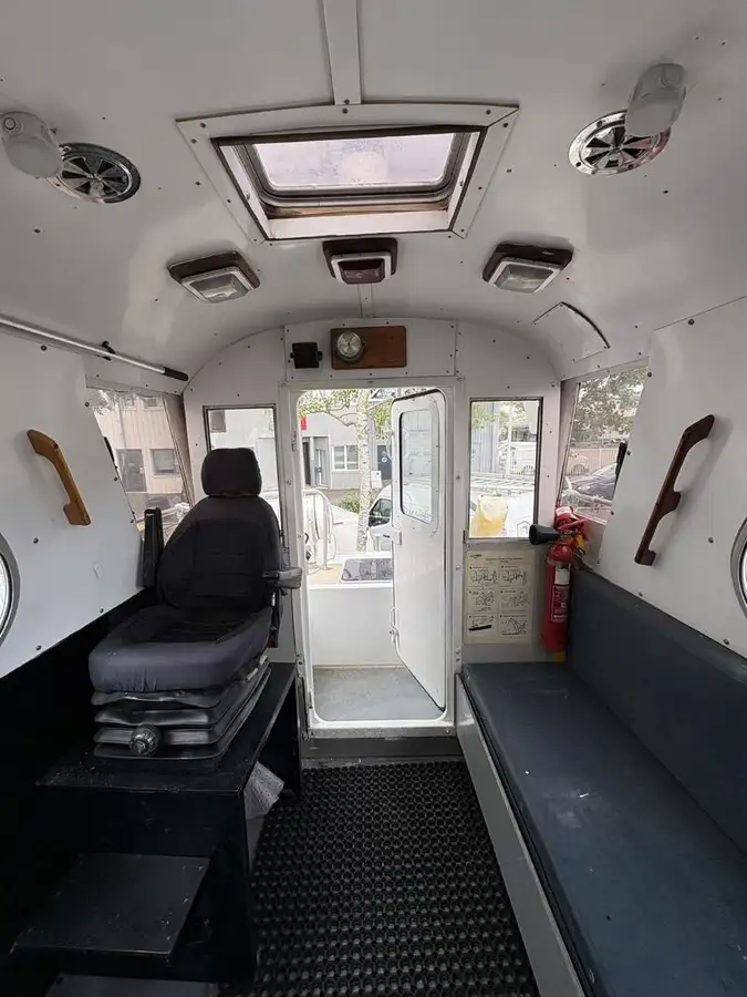 قارب إرشادي للبيع